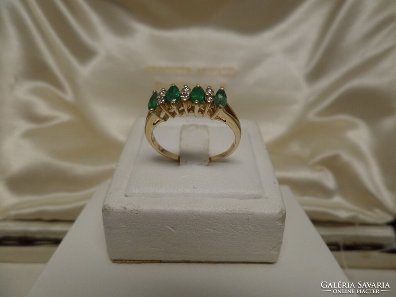 Gold ring with emeralds and brilliants
