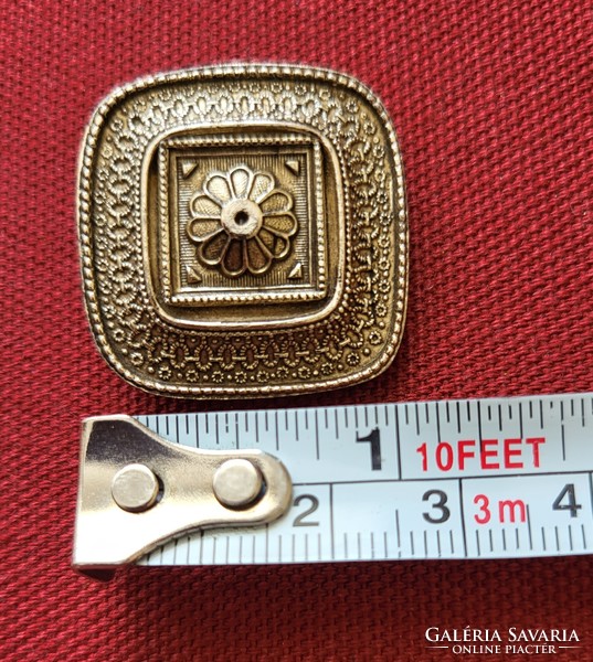 Metal flower pattern pin brooch