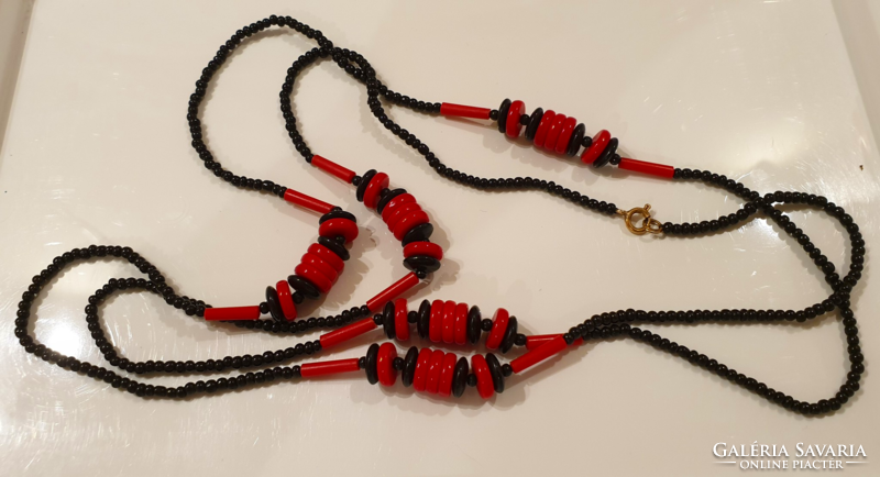 Long old red/black necklace vinyl?