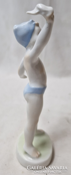 Aquincumi porcelán figura, integető kisfiú