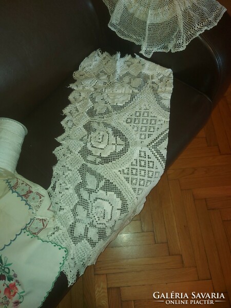 Lace tablecloths and tens of meters of lace edging (3 cm wide), clean, spotless