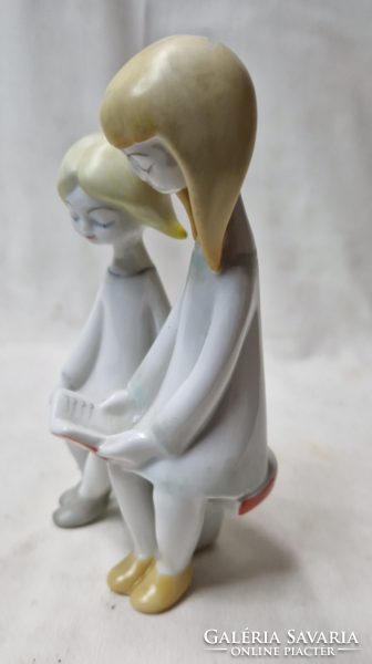 Hollóházi, Káldor Aurél tervezte, Olvasó lányok porcelán figura, hibátlan állapotban