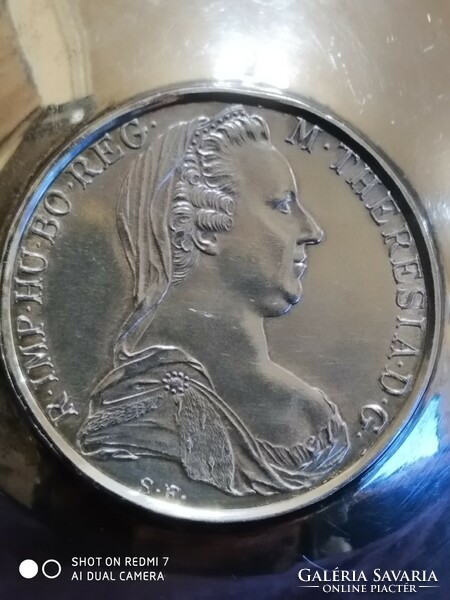 Ezüst (800) érmés tálka Mária Terézia SF tallérral.