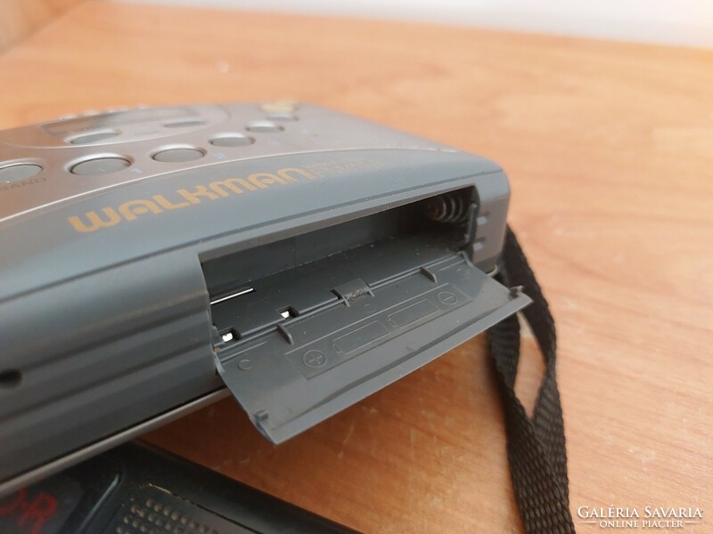 (K) 2 db régi walkman Sony