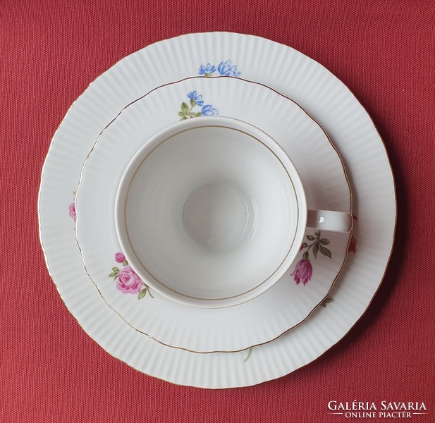 Porcelán reggeliző szett kávés csésze csészealj kistányér virág mintával tányér arany széllel