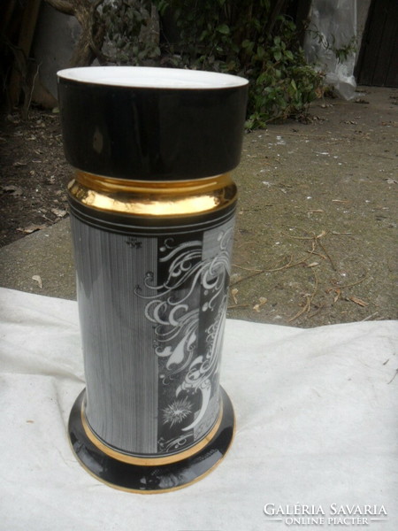Large gilded vase of Hollóháza Saxon endre type
