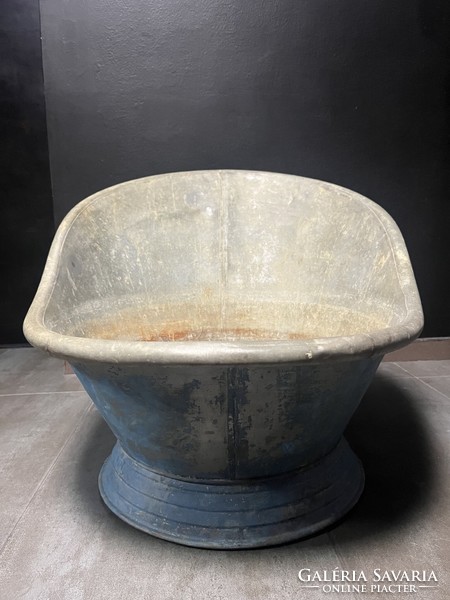 Galvanized antique sitting tub, original, in ready-to-use condition. Size 60x70x85