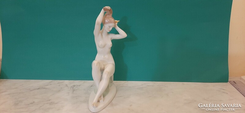 Aquincum woman combing her hair, 22 cm porcelain statue