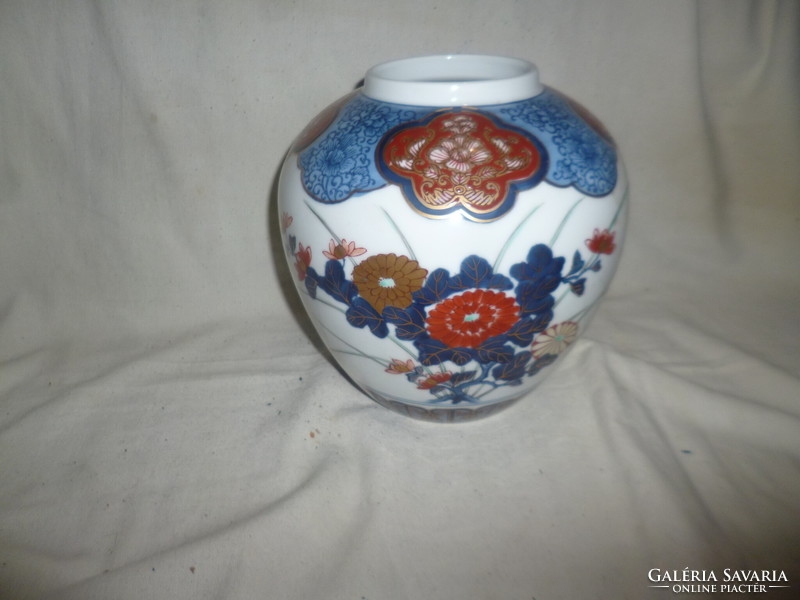 Japanese hand-painted gold Imari porcelain vase