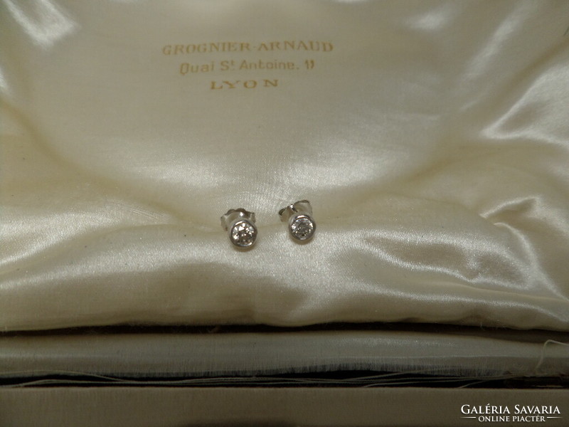 Pair of white gold stud earrings with 0.30 Ct brilliant