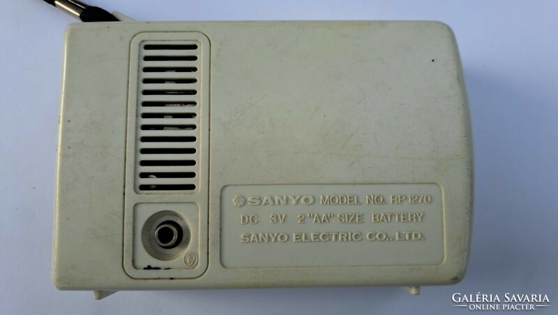 Sanyo  eredeti japán táskarádió. 9x11 cm.