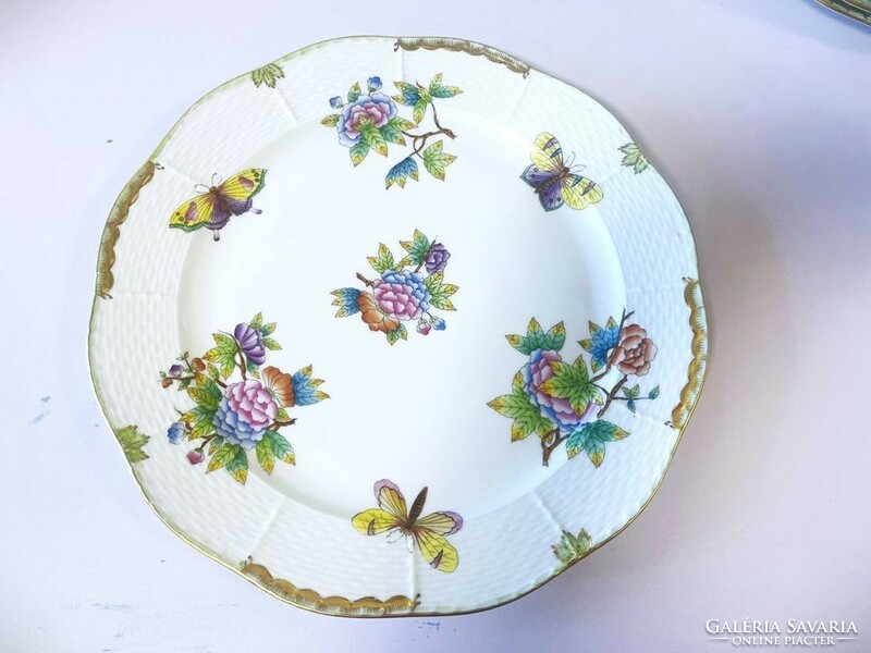 32 Cm, flawless victorian pattern offering.