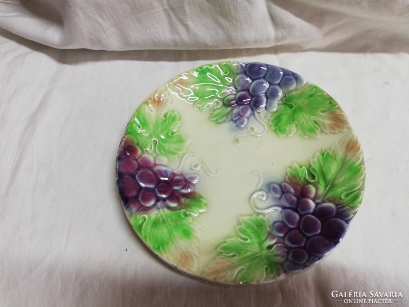 Grape-patterned majolica ceramic plate