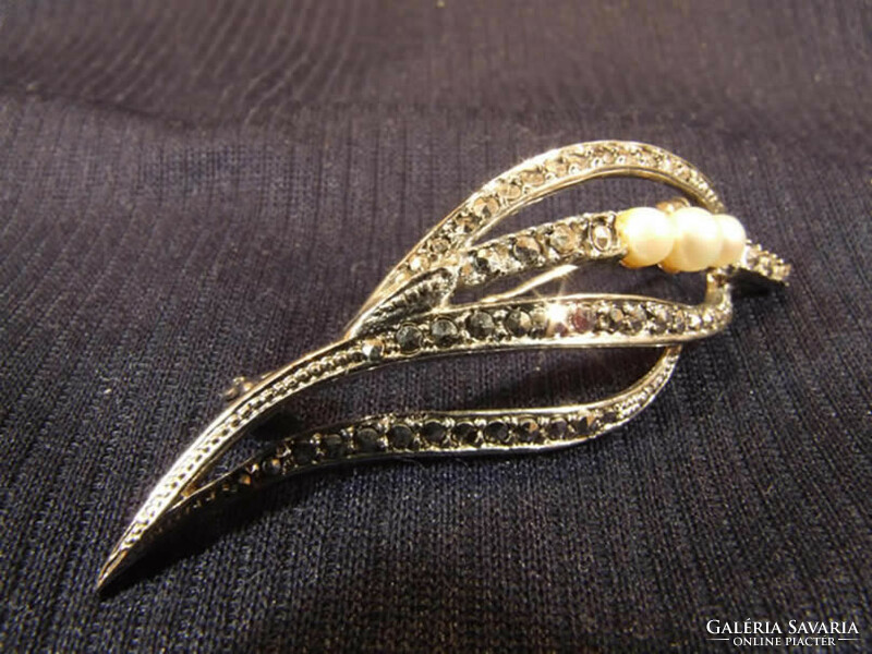 Silver brooch with marcasite and pearl (080419)