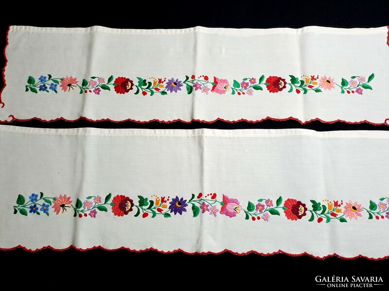 2 Draperies embroidered with a Kalocsa pattern, 91 x 24-26 cm