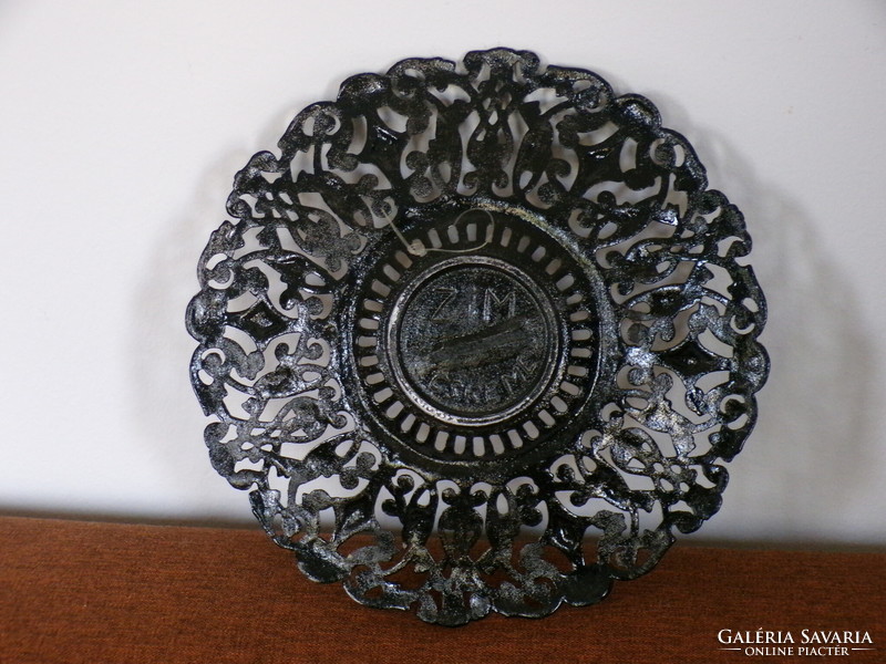 A beautiful openwork bronzed metal wall decoration / wall plate