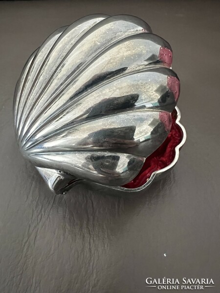 Silver-colored shell-shaped old jewelry holder