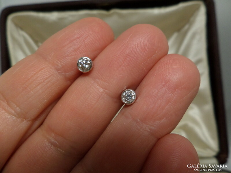 Pair of white gold stud earrings with 0.30 Ct brilliant