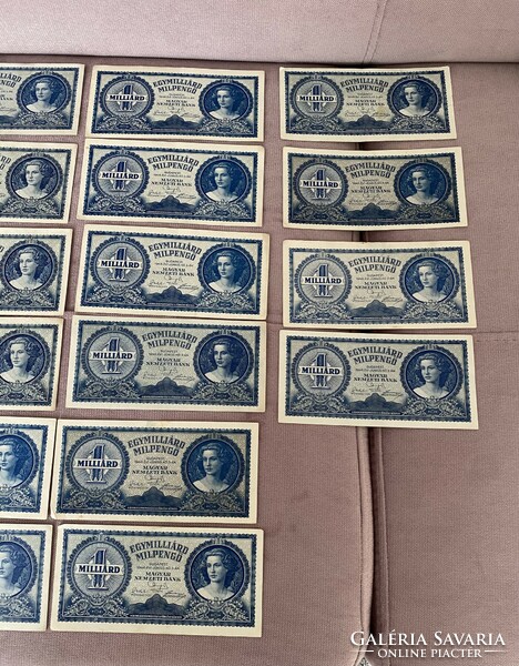 1 One billion milpengő 1946 banknotes in crisp, beautiful condition