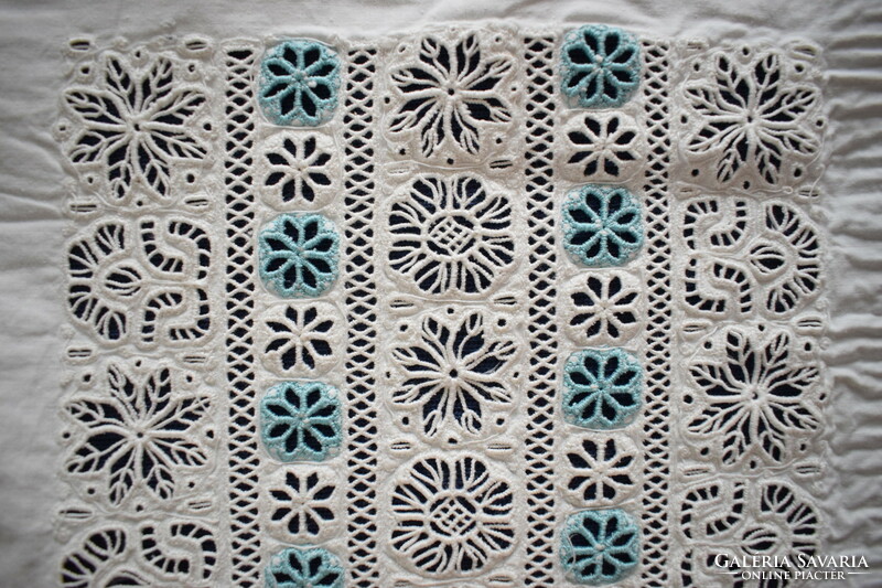 Madeira csipke kézimunka kék fehér lyuk hímzés antik drapéria dekoráció néprajz 44 x 21 cm+an SÉRÜLT