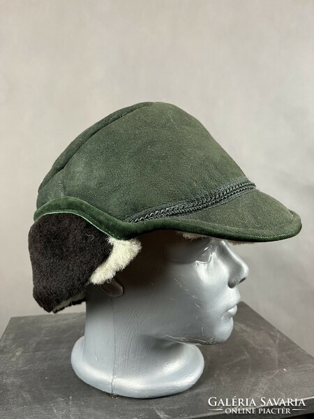 Irha cap, with a part that can be folded over the ears, real fur dyed green