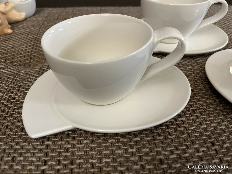 Hófehér cappuccinos csésze szettek különleges aljjal.