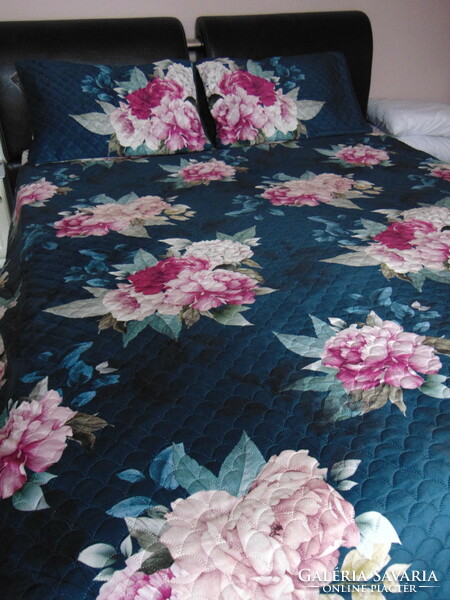 Álomszép pünkösdi rózsa, hortenzia mintás steppelt ágynemű / ágytakaró garnitúra
