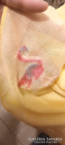 Sárga alapon rózsaszín flamingó mintás pamut viszkóz kendő