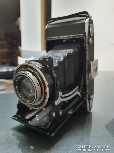 Zeiss icon nettar 515/2 antique camera.
