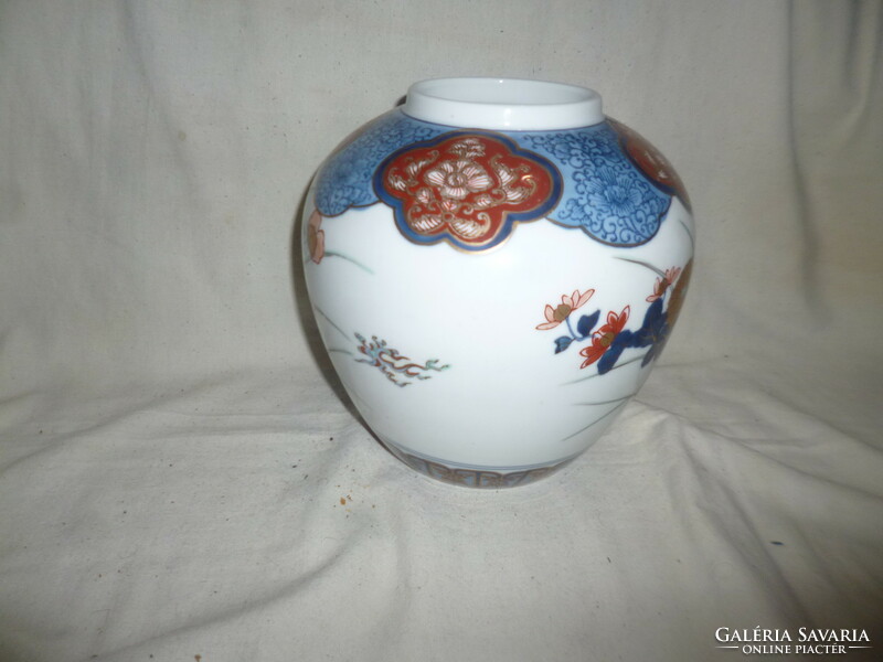 Japanese hand-painted gold Imari porcelain vase