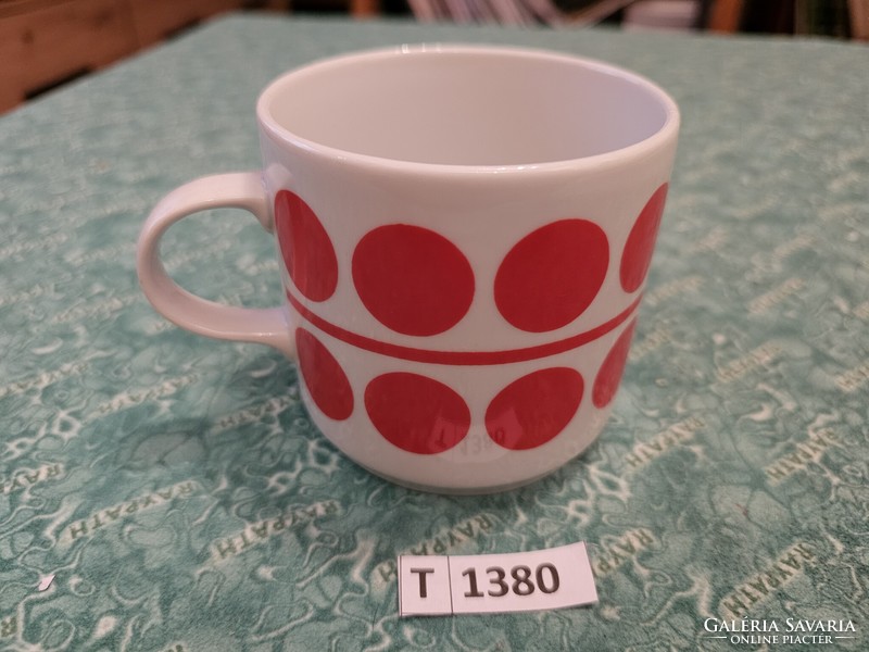 T1380 Great Plain red polka dot mug