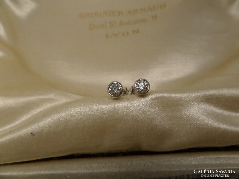 Pair of white gold stud earrings with 0.30 Ct brilliant