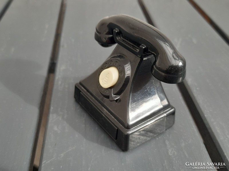 Kis műanyag retro telefon.