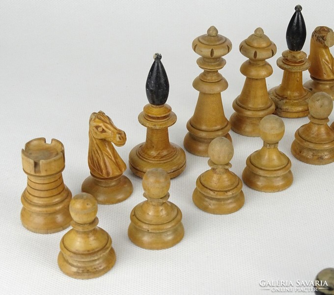 1Q361 Régi kopottas faragott sakkfigura készlet