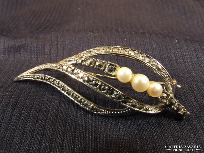 Silver brooch with marcasite and pearl (080419)