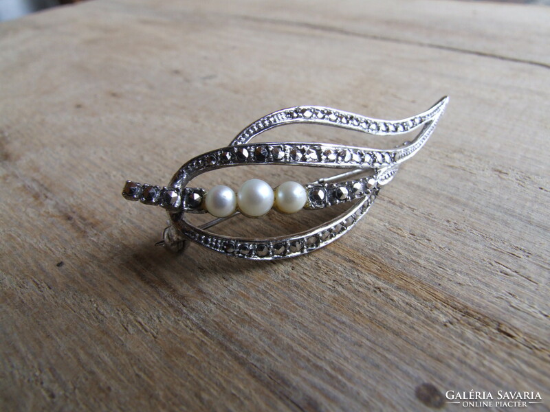 Silver brooch with marcasite and pearl (080419)