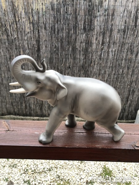 Nagyméretű Orosz porcelán elefánt.