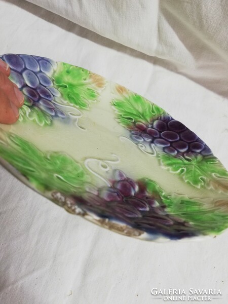 Grape-patterned majolica ceramic plate