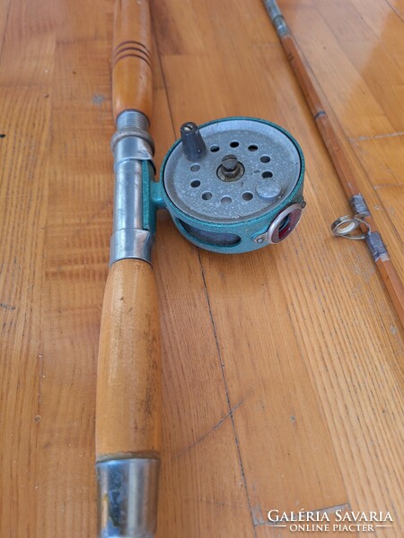Antique wooden ( ? ) or bamboo fishing rod with reel, 290 cm