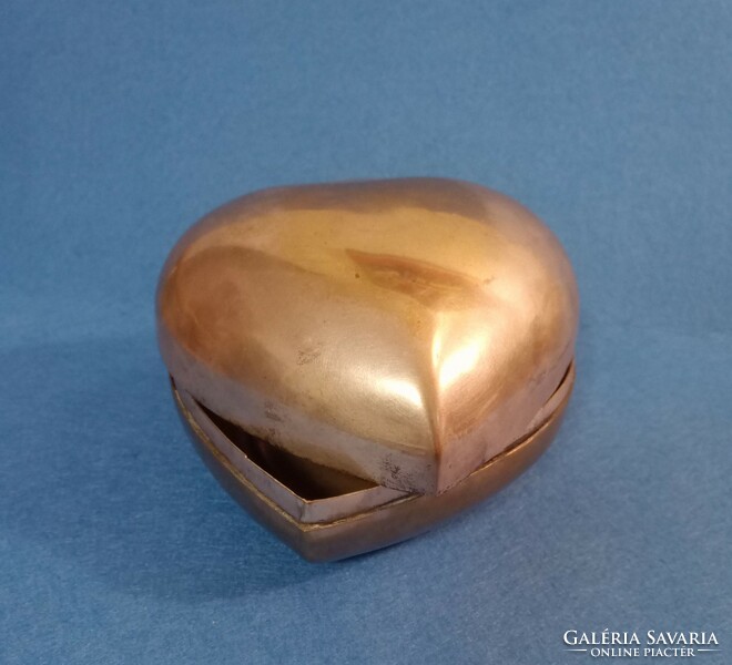 Szív alakú fém ékszertartó vagy bonbonier.