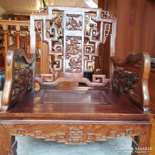 Gyönyörű ázsiai dúsan faragott trón szék.