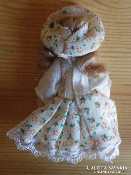Antique porcelain doll sitable, movable hands, feet - 10cm -