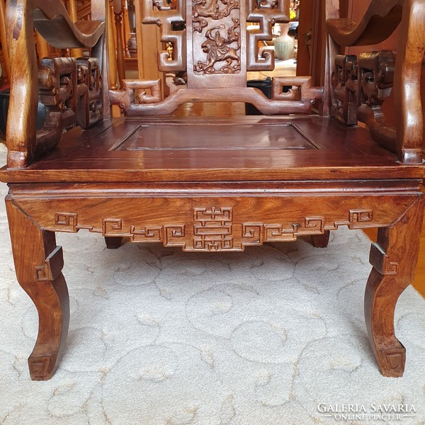 Gyönyörű ázsiai dúsan faragott trón szék.