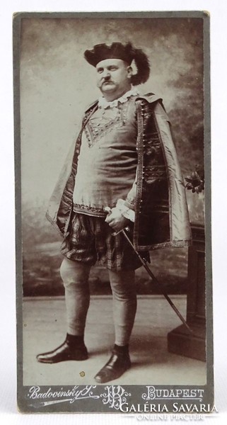 1Q279 Badovinsky Pál fotográfus : Férfi szinházi ruhában, jelmez öltözékben ~ 1900