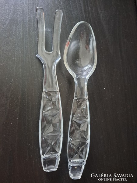 Glass serving device