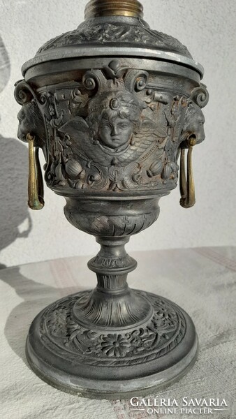 Spialter historicizing table kerosene lamp, with copper handles, 45 cm high