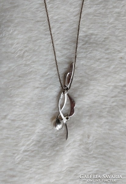 Silver necklaces decorated with freshwater cultured pearls