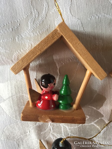 Aranyos, fából készült karácsonyfa díszek. karácsonyi dekoráció