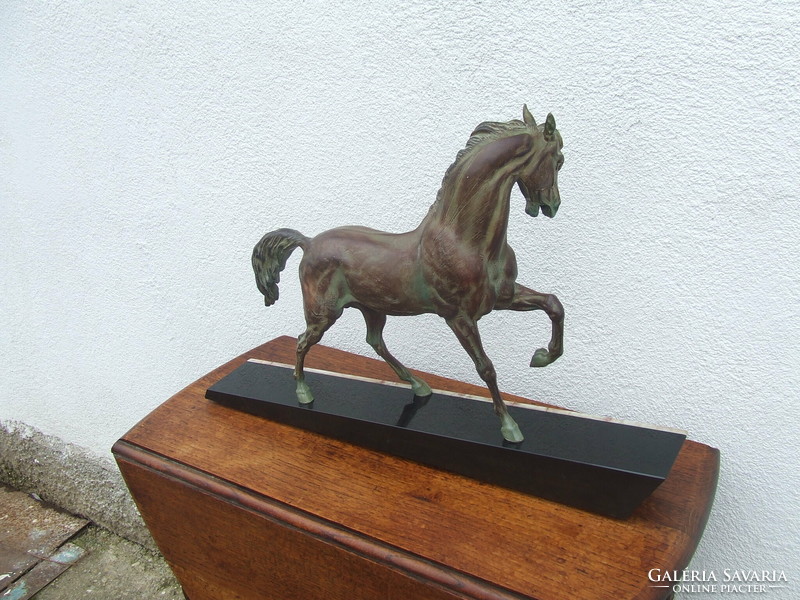 Horse statue metal
