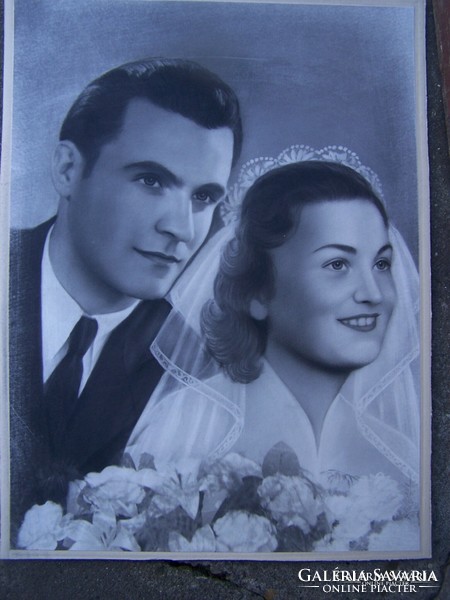 Young couple - old photo framed on 40 x 31 cm cardboard. In very nice condition